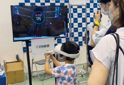 VR体験する子供の画像